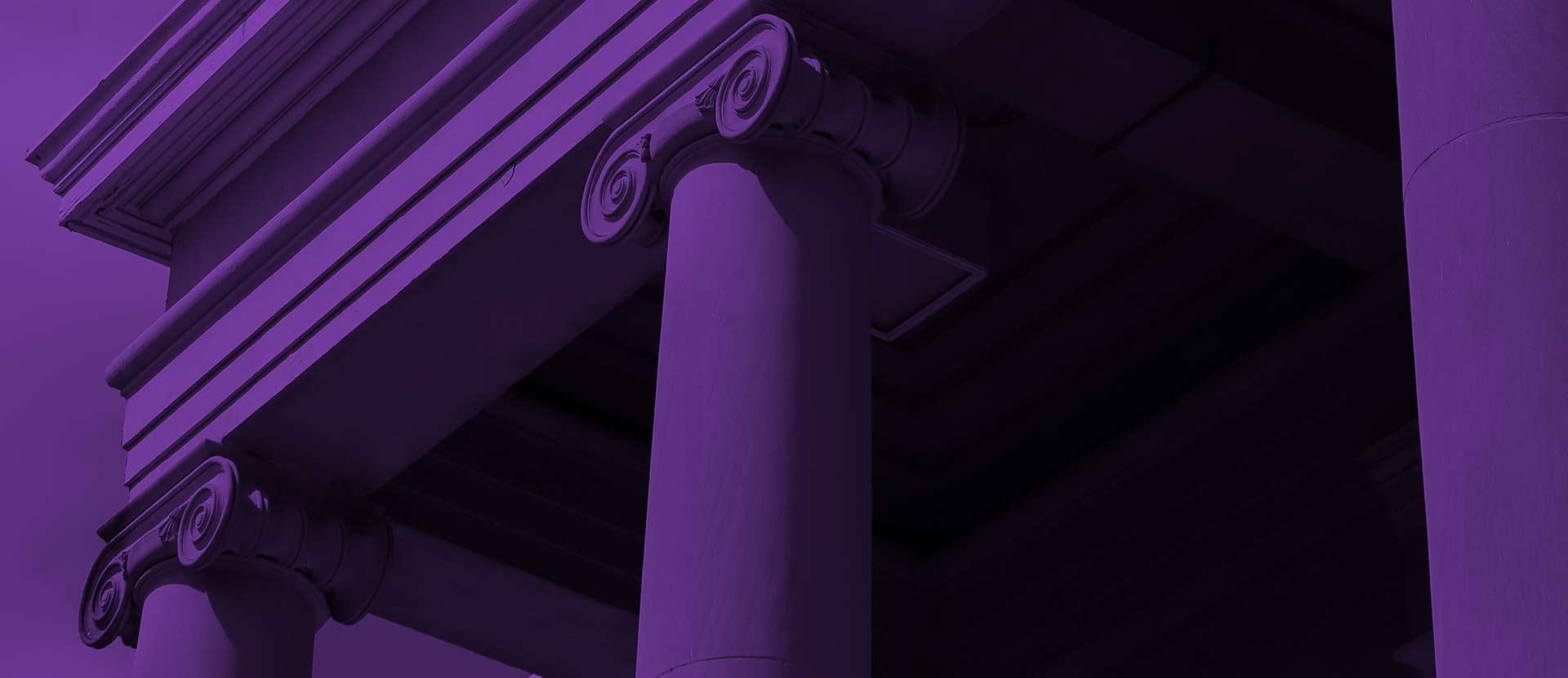 柱子的蜡烛建筑与紫色覆盖.
